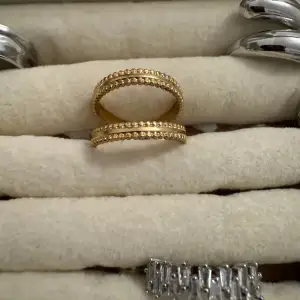 Massa nya ringar i lager!! Ringarna är guld/silver pläterade och är justerbara vilket innebär att de passar alla! Skötselråd medföljer! Skriv för specifika bilder och pris då vissa är billigare än andra! Kontakta vid intresse av köp! 💓
