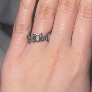 Mom ring - Säljer den här ”mom” ringen som även kan användas som ”wow” den är nästan aldrig använd 