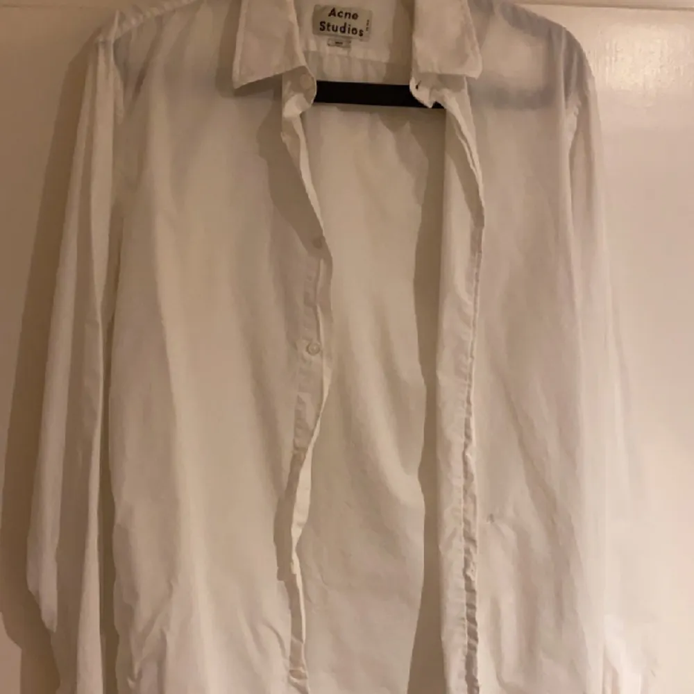 Fin vit skjorta ifrån Acne Studios. Storlek M . Skjortor.