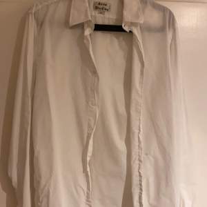 Fin vit skjorta ifrån Acne Studios. Storlek M 