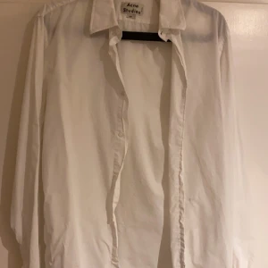 Acne skjorta  - Fin vit skjorta ifrån Acne Studios. Storlek M 