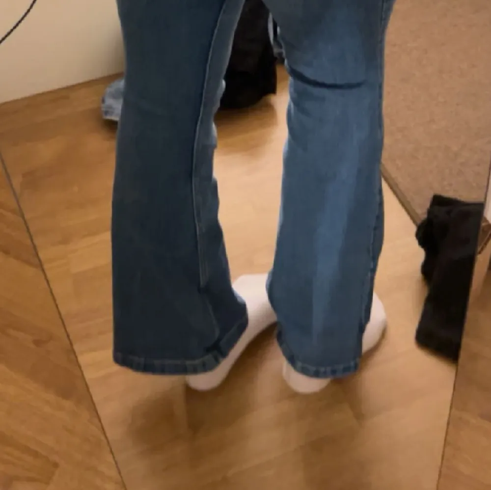 Jag säljer nu mina bootcut jeans från veromoda då dom för mig är lite för korta och inte kommer till användning längre. Bra skick💕  Köparen står för frakt.🚚 . Jeans & Byxor.