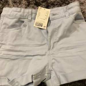 Shorts  - De är helt nya! Prislapp finns även kvar se bild 🔝! Köpte någon gång men nu har de växt ut innan jag hann använda 