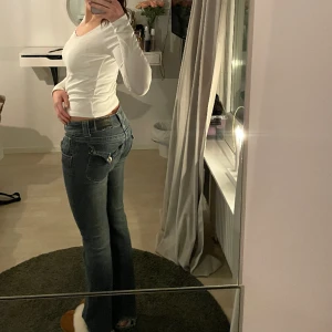 bootcut jeans - Super snygga vintage jeans med riktigt cool baksida. Midjemått: 39 cm och innerbenslängd: 80 cm 