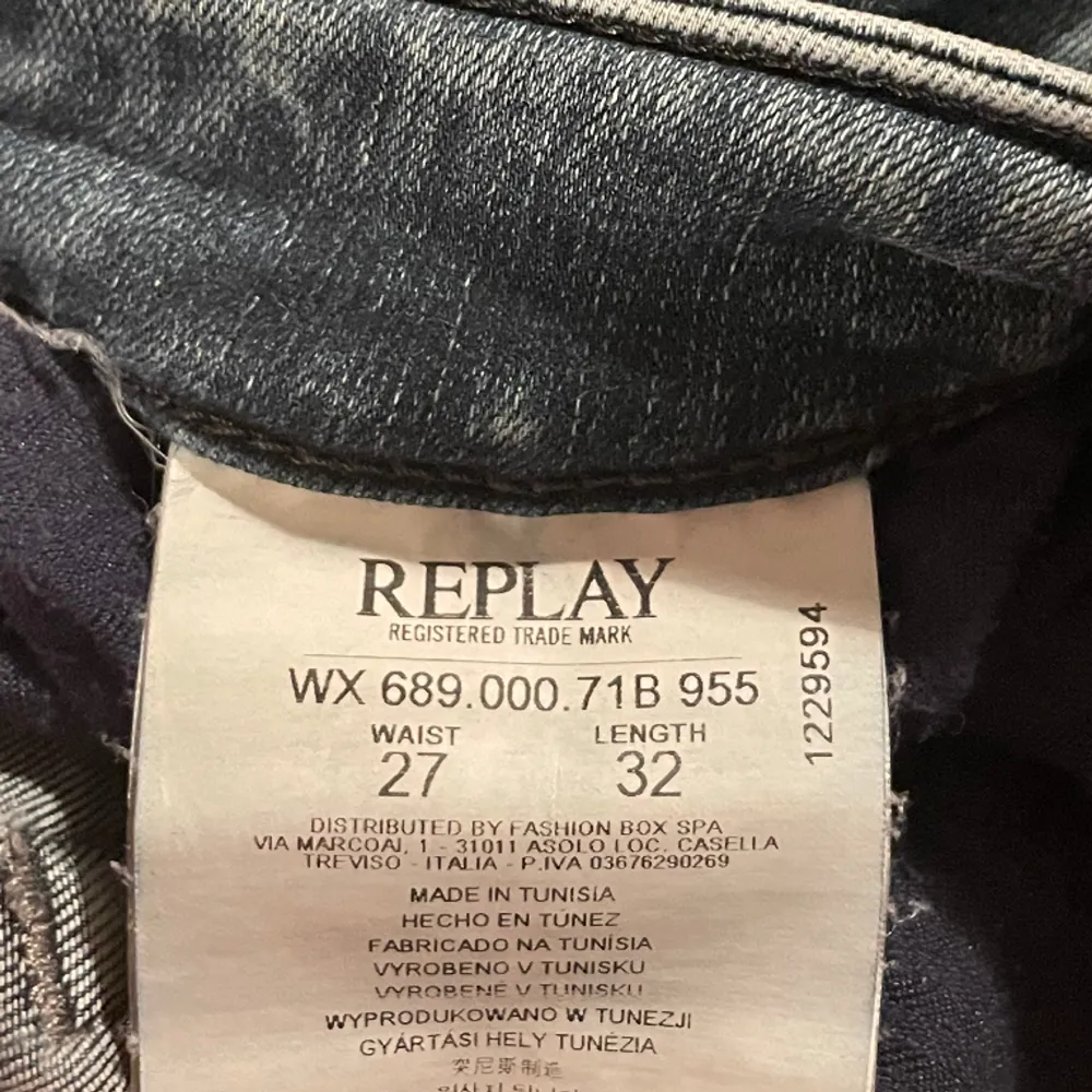 Feta replay jeans i perfekt skick Midja: 27” Längd: 32”  De har stretch i sig  Nypris: 1800kr Vårt pris: 399kr. Jeans & Byxor.