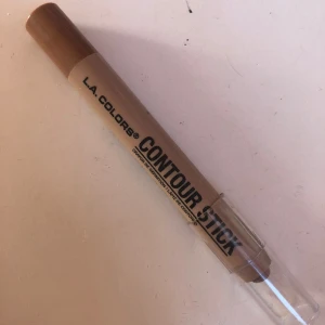 Contour stick - contour stick köpt här från plick i nyskick, använt några få gånger, passade inte mig. Finns mycket kvar som ni ser på andra bilden, färgen är medium💗