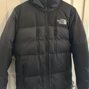 The North Face jacka - The North Face pufferjacket med luva. Skick: 3,5/5 Nypris: 2900kr Pris: 1000 Säljer då den inte kommer till användning längre.