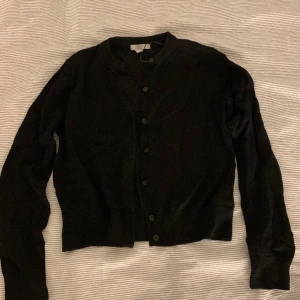 Tröja/kofta - Säljer denna koftan ifrån H&m, använd fåtal gånger.💕