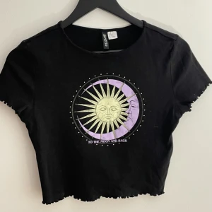 magtröja - väldigt stretchig magtröja i bra skick! från H&M. med motiv ”to the moon and back”