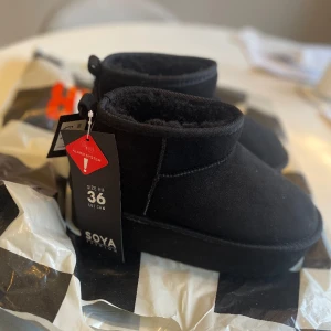 Helt oanvända  - Nya helt oanvända vinterskor från Newyorker med lapparna kvar. Storlek 36
