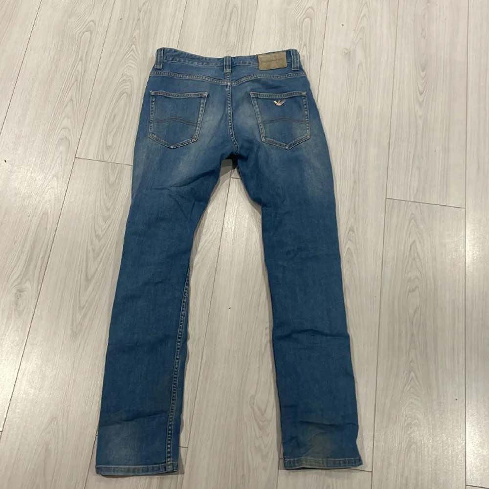 Ett par slim fit jeans från Emporio Armani. Ca 7/10-8/10 skick och är i väldigt bra kvalitet. Nypris ligger på ca 2000kr. Jeans & Byxor.