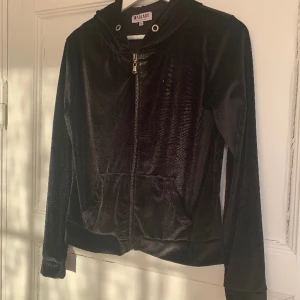 Zipup i velour - En svart zipup i velour i storlek S från Madlady. Har inga fläckar/hål och är i mycket bra skick.