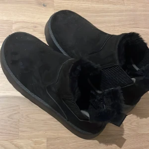 ”Uggs” - Säljer helt nya skor, min mamma tyckte inte om dem! De är storlek 41 men passar mest mot 40.  Kan sälja Max för 100 köpte för 250😊