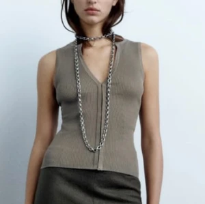 Söker topp!! - Söker denna topp från zara i S, M eller L💞 skriv gärna om ni kan tänka er sälja. 