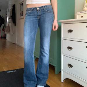 Säljer dessa mörkblå lågmidjade bootcut jeans. Står ingen storlek men passar mig som har strl 36 och är 174 cm. Jättefint skick. Skriv vid frågor!!