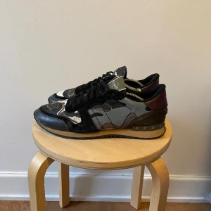 Valentino Rockrunners  - Feta Valentino Rockrunners för bra pris. Lite använda men mycket kvar att ge. Kan gå ner i pris vid snabb affär. Storlek 44 men passar 43-45