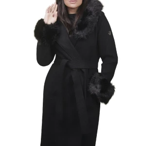 Hollies Emma kappa, Storlek 42/XL - Helt ny, oanvänd Hollie Kappa. Modell Camilla Cuff. Nypris 1700kr  Otroligt fin och elegent, både varm och snygg! Avtagbara päls.  KAPPA CAMILLA CUFF I SVART, FRÅN HOLLIES.  Svart kappa med huva och avtagbar svart fuskpäls, från svenska Hollies.