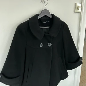 Svart Trekvartsärmad kappa - Så snygg kappa med Trekvartsärm!