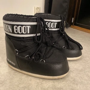 Moonboots - Säljer mina jätte fina svarta moonboots i nyskick, kvitto finns💗 kom med prisförslag!! 💗storlek 39/41