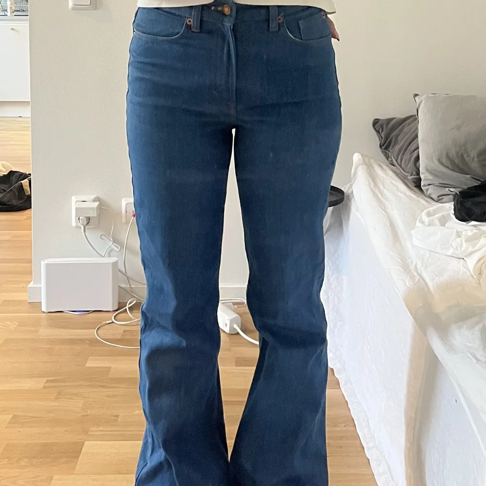 Blåa jeans från H&M i storlek 36 i en väldigt fin blå färg. Använda ett fåtal gånger.. Jeans & Byxor.