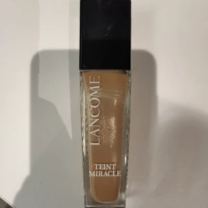 Lancome teint miracle, färg: 045 - Lancome teint miracle, färg: 045. Testad 2ggr, för mörk för mig därav säljer jag vidare. Köpt på kicks för 599kr säljer för 450kr.
