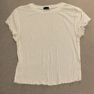 Topp Urban outfitters - Croppad T-shirt från Urban outfitters, inget synligt slitage