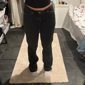 Lågmidjade jeans - Jätte snygga lågmidjade jeans från lager 157 i model: icon. De är raka i benen och sitter perfekt på mig som är 163 cm lång. Mycket bra skick och knappt använda.