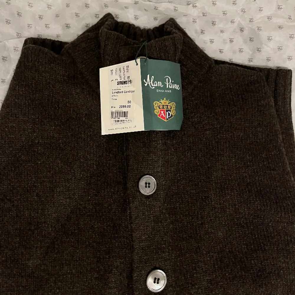 Tjenare säljer nu en stickad landford cardigan från Alan Paine som är 100% lamull, Använd ett få par gånger. Storlek 50-Medium. Jag har kvar kvitto och förpackning som medföljs!. Stickat.