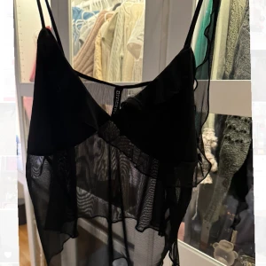 Genomskinligt linne med volang  - Super snygg med volanger som hänger ner. Aldrig använd. Säljer även likadan i grå💓