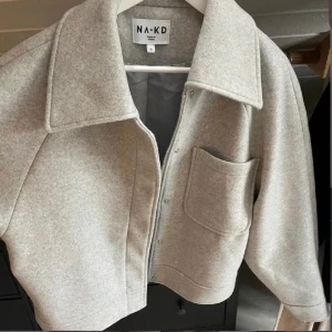 Beige vår jacka  - Jätte fin beige vår jacka från nakd! Jättebra skick och jätte fin att ha till våren:) 