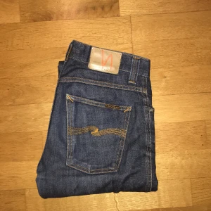 Nudie jeans - Säljer nu ett par blåa Nudie jeans i storleken 31/32. De är rätt använda, skicket är kanske 6/10 men inga skador. Priset går att diskutera!!