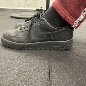 Svarta Nike Air force - Använda fåtal gånger, är i väldigt bra skick!