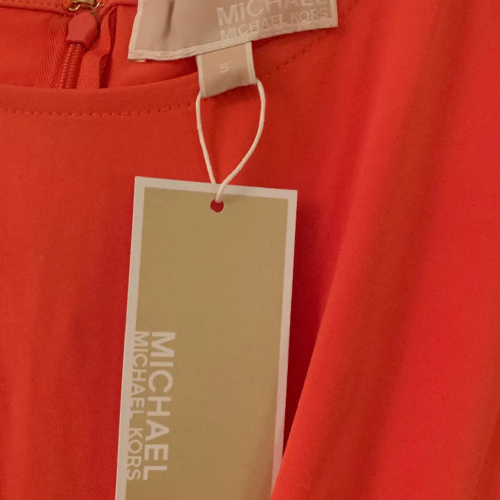 Michael Kors smart casual dress. Orange colour, fitted at waist, built in belt with gold buckle. Size S/Eu 36. New. Labels attached. . Klänningar.