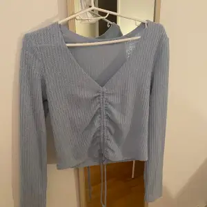 Säljer denna blåa långärmade tröjan från shien. Använd ett fåtal gånger och då som strand tröja. Säljer den för 25kr+frakt. Perfekt till sommaren eller våren. 