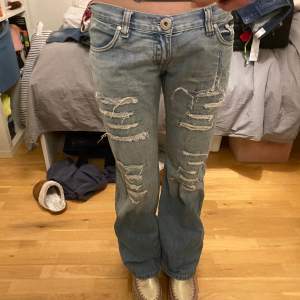 Assnygga bootcut jeans med lågmidjade och coola revor🥰🥰 jag är runt 170 och dem är bra på mig i längden!😍