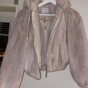 Bershka jacka  - Bershka jacka, använd 2,3 ggr. Strl xs