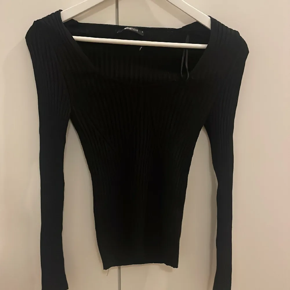 En jättefin långärmad tröja från Gina tricot, i storlek S som inte kommer till användning längre. . Tröjor & Koftor.