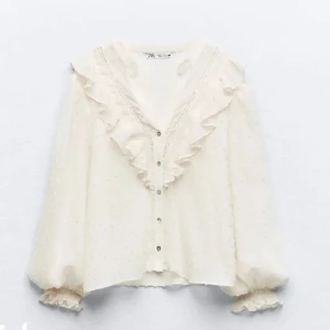 Zara blus - Säljer denna blus från Zara. Endast använd 2 gånger och slutsåld på hemsidan. Skriv privat för egna bilder!💕