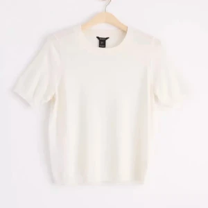 Rosa/röd stickad t-Shirt  - Säljer den här stickade t-Shirten från Lindex, hittade ingen bra bild på den jag säljer men d n tröjan på bilen är exakt samma tröja samma fast i en annan färg❤️❤️ 