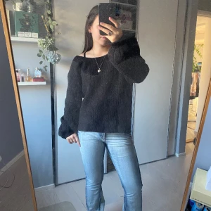 Stickad tröja med öppen rygg - Stickad tröja med öppen rygg. Linn Ahlborg x NA-KD (gammal kollektion), finns inte längre att köpa. Storlek M men passar S/M/L.  Säljer även jeansen på min Plick!