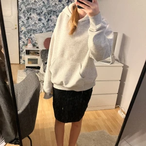 Svart kjol - Använd ca 4 ggr  Vita fläcken e på spegeln och ej kjolen