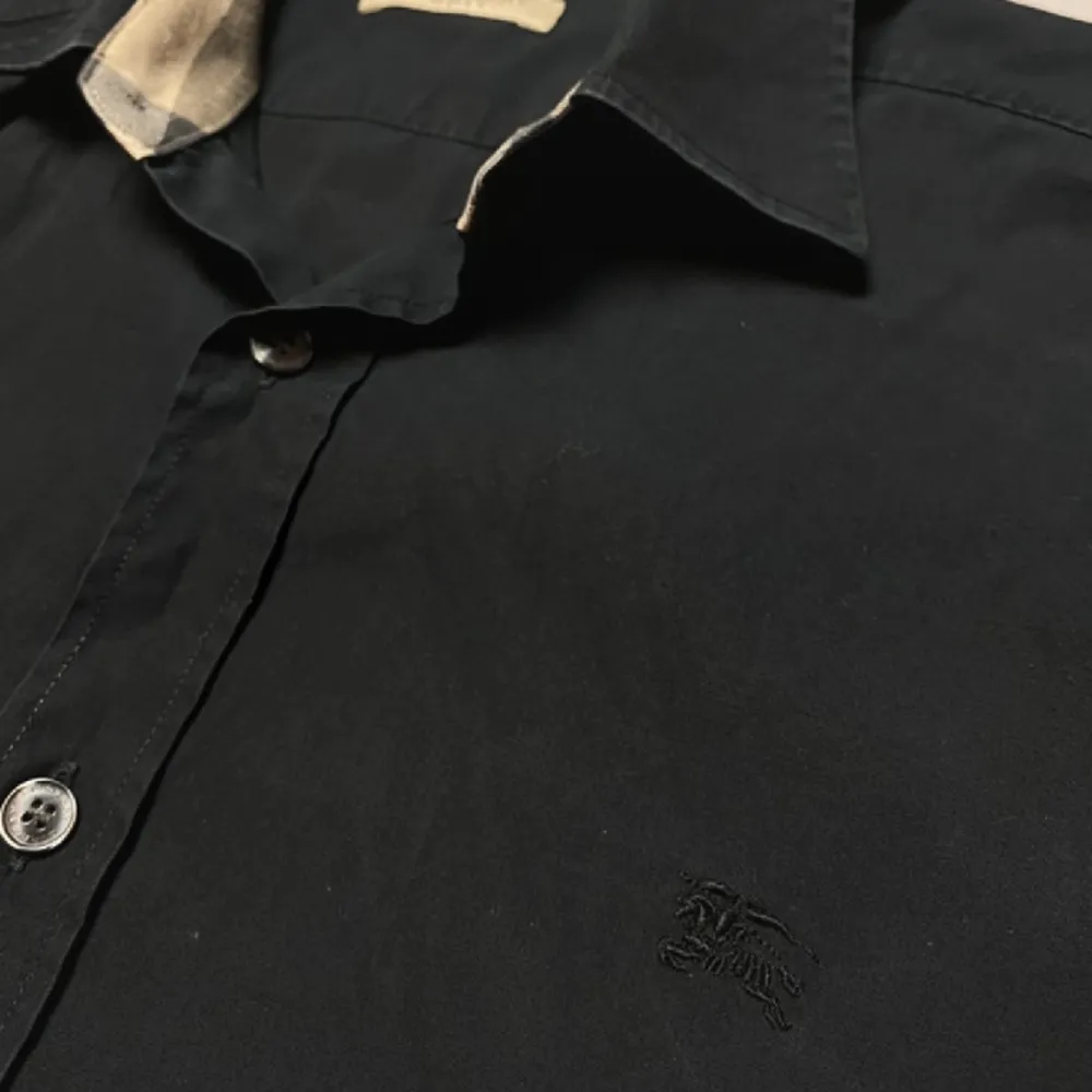 Säljer denna svarta burberry skjorta i storlek L men Passar egentligen M. Skick 9/10. Pris kan diskuteras vid snabb affär.. Skjortor.