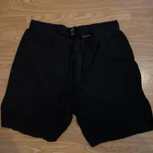 Säljer ny dessa mörkblåa linne shorts från HM, riktigt feta och sköna. Passar S-L
