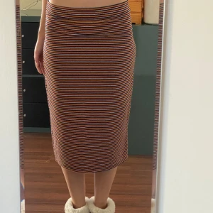 Lågmidjad randig kjol  - Härlig randig kjol som sträcker sig till vaderna. Storlek 10, jag brukar ha s och sitter bra på mig. Inga tydliga tecken på missfärgad eller slitage men använd en del.