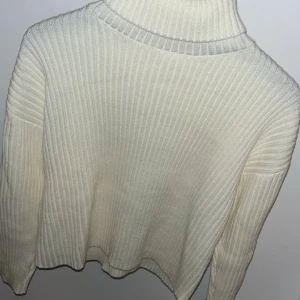 Stickad polotröja  - Hejjjj!! Är du sugen på en väldigt fin stickad tröja med en liten polokrage. Den fina tröja är krämvit och näst intill oanvänd.