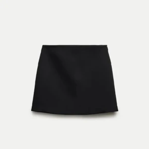 Miniskirt Zara - Säljer en mini skirt från Zara i Storlek M men är mer som en S/Xs. Nyskick🙌
