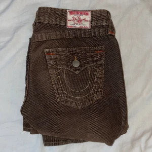 True Religion Womens Manchester Flared - Fina True Religion Joey (Flared) Kvinno Byxor i Manchester material, Waist är 28inches / 71cm, Kom med offers - priset är inte fast