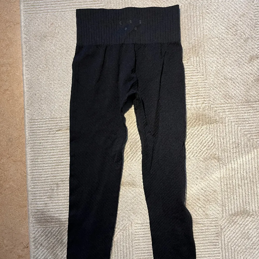 SEAMLESS GRAPHICAL RIB HIGH WAIST TIGHTS - BLACK. Ordinarepris 899 kr. . Jeans & Byxor.