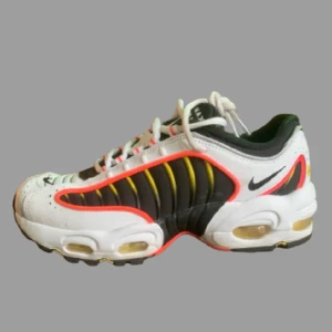 Nike Air Max skor  - Hej, jag säljer nu mina Nike air Max tailwin skor. De är i extremt fint skick, bara använda ca 2-3 gånger. Ny pris på skorna är ca 1 500kr. Storlek på skorna är 38,5. Hör av dig vid minsta fråga!