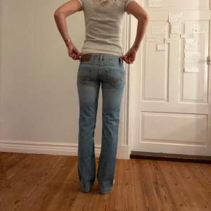  Lågmidjade vintage jeans.  Jag på bilden är 170cm.  Midjemåttet: 36cm (rätt över )  Lårmått: 25 Inerbenslängd: 78cm Inga defekter 💕 använd dig utav köp nu🫶 